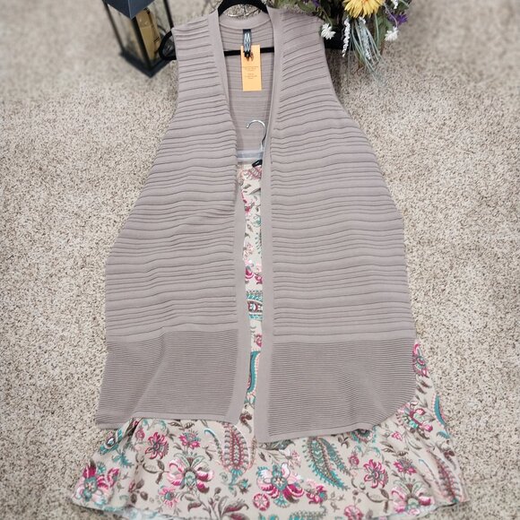 Mara Wynn, east 5th. Sweaters - 3118 Size 1X Mara Wynne Sweater Vest and Matching 18W East 5th Skirt